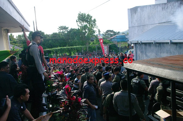Unjuk Rasa di KPU Tomohon Berlangsung Rusuh